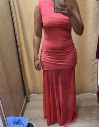 Vestido coral con transparencias