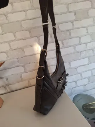 Bolso marrón con hebillas