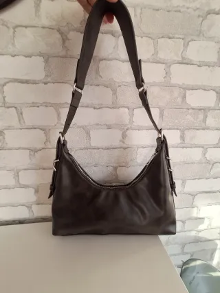 Bolso marrón con hebillas