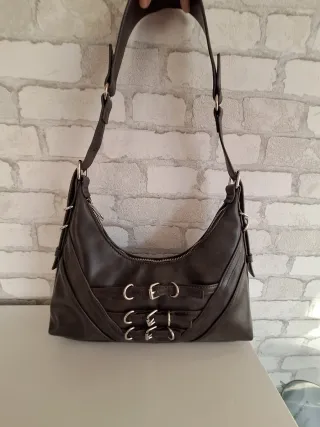 Bolso marrón con hebillas