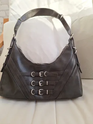 Bolso marrón con hebillas