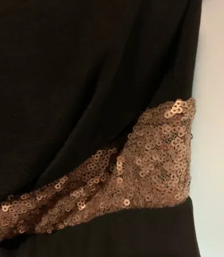 Vestido Negro Largo con Detalles Dorados