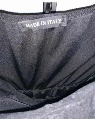 Vestido Negro Largo con Detalles Dorados