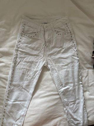 Pantalones blancos con tachuelas
