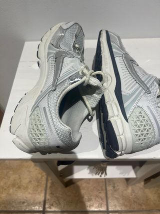 Zapatillas Nike plateadas y blancas