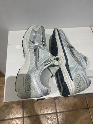 Zapatillas Nike plateadas y blancas