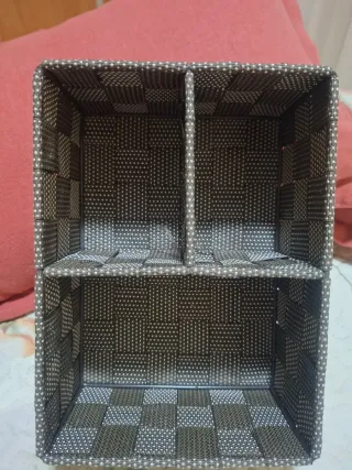 Lote.  2 Cestas organizadoras de mimbre, tela, y m