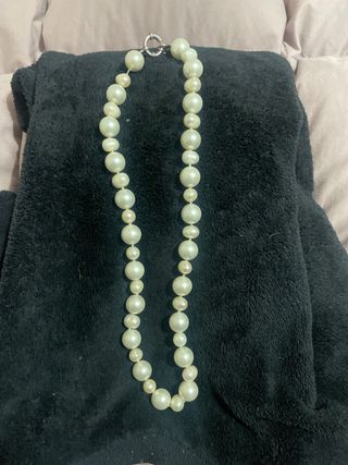 Collar de perlas plateado y blanco