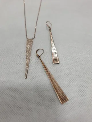 Conjunto Plata Collar y Pendientes Triángulo