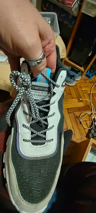 Zapatillas deportivas negras, azules y blancas