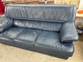 Sofá de piel azul