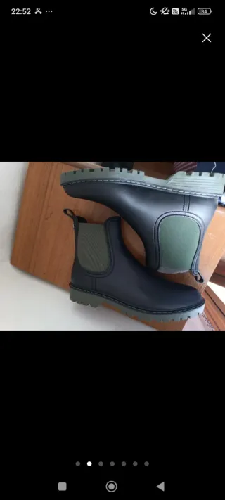 Botas de lluvia negras y verde oliva