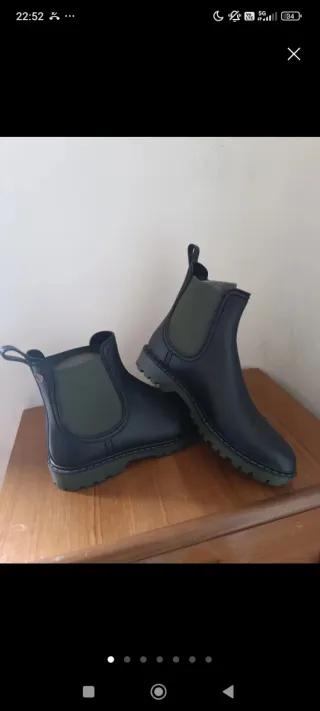 Botas de lluvia negras y verde oliva