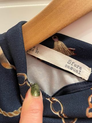 Vestido azul y dorado con estampado de cadenas