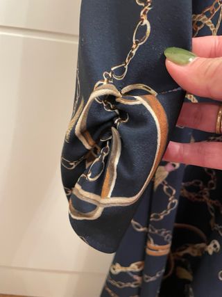 Vestido azul y dorado con estampado de cadenas