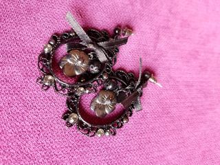 Pendientes negros y plateados con flores
