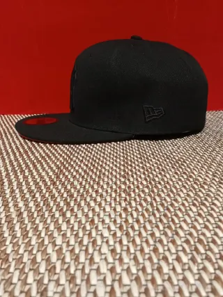 Gorra New Era 59Fifty Negra Roja Talla 7.1/2