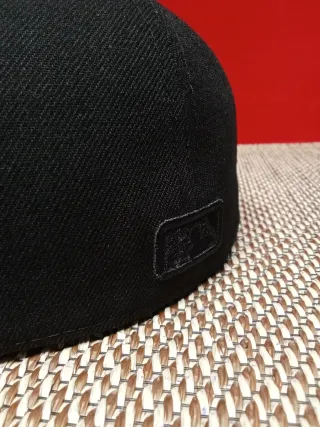 Gorra New Era 59Fifty Negra Roja Talla 7.1/2