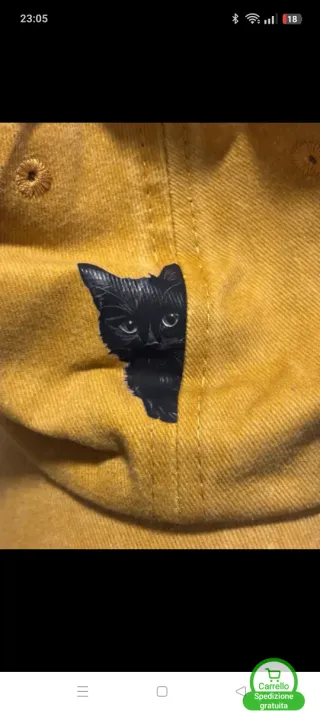 Berretto giallo con gatto nero