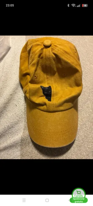 Berretto giallo con gatto nero