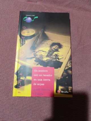 Un hombre con un tenedor en una tierra de sopas...