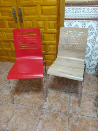 Sillas rojas y marrones de metal y plástico