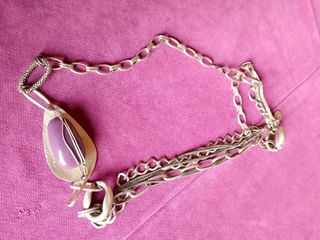 Collar plateado con colgante morado