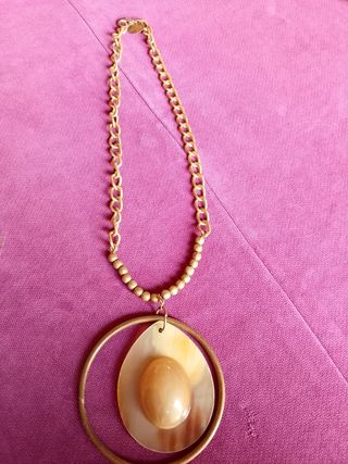 Collar dorado con colgante ovalado