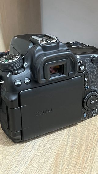 Cámara Canon EOS 70D + Objetivo 50mm