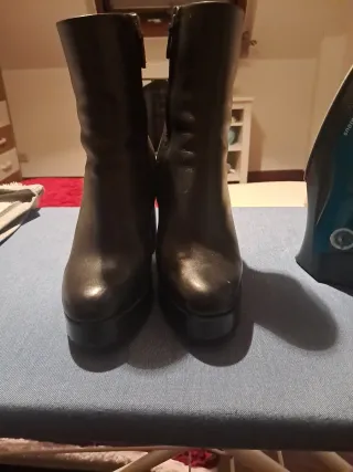 Botines de piel negros