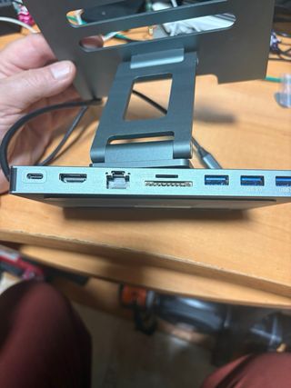 Soporte Laptop/Tab con USB y Lector Tarjetas