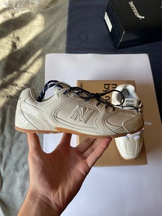 Miu Miu x New Balance 530 charol crema