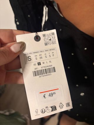 camiseta negra pedrería Zara