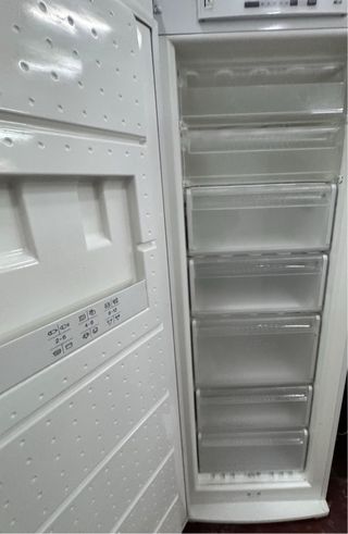 CONGELADOR VERTICAL SIEMENS BLANCO NO FROST