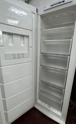 CONGELADOR VERTICAL SIEMENS BLANCO NO FROST