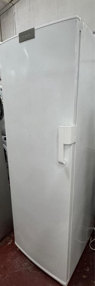 CONGELADOR VERTICAL SIEMENS BLANCO NO FROST