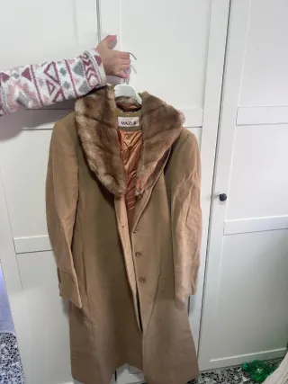 Abrigo largo MAZUR beige con cuello de pelo