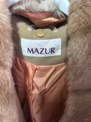 Abrigo largo MAZUR beige con cuello de pelo