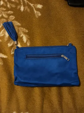 Bolso de mano azul con borla