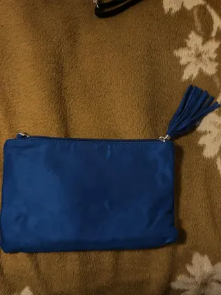 Bolso de mano azul con borla