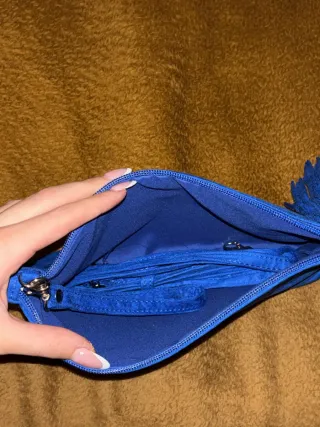 Bolso de mano azul con borla
