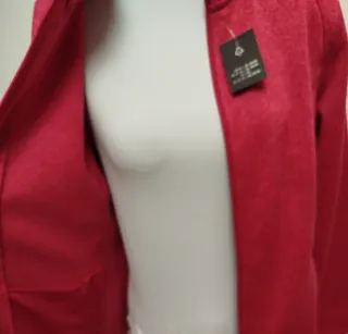Chaqueta fucsia con etiqueta