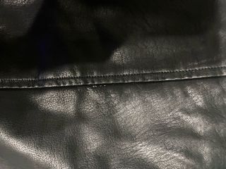 Falda polipiel negra.