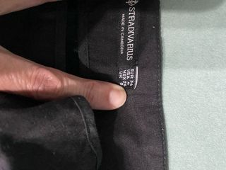 Falda polipiel negra.