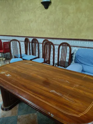 Mesa de comedor de madera