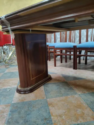 Mesa de comedor de madera