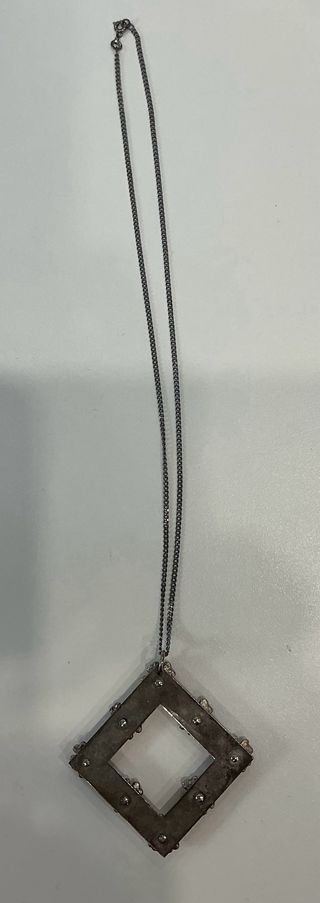 Colgante rombo con flores rojas