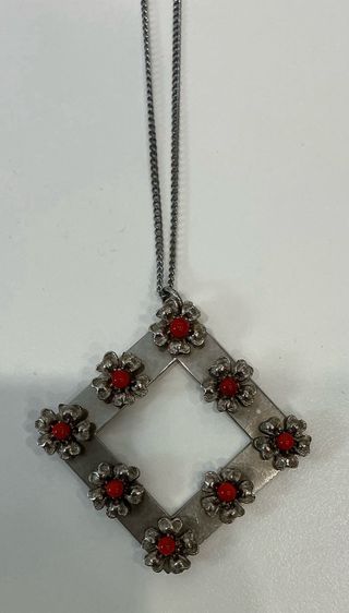 Colgante rombo con flores rojas