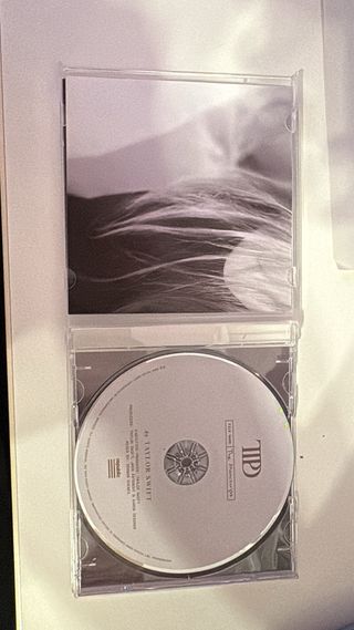 VENDITA URGENTE: CD AUTOGRAFATO TTPD DI TAYLOR SWIFT