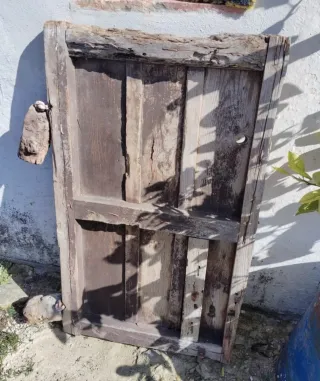 Puerta madera maciza antigua rústica